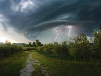 Na Nemecko sa ženú silné búrky a krupobitie, meteorológovia varujú i pred rizikom tornád