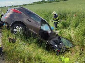 Nehodu za obcou Fekišovce neprežili traja ľudia, auto sa zrazilo s kamiónom  