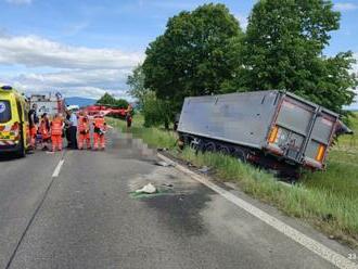 OBROVSKÁ tragédia pri Fekišovciach: Zrážku auta s kamiónom neprežili traja ľudia, FOTO