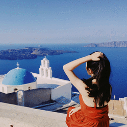 Na Santorini se vrací turisté 🇬🇷 Ikonické modro-bílé město po pandemii opět ožívá