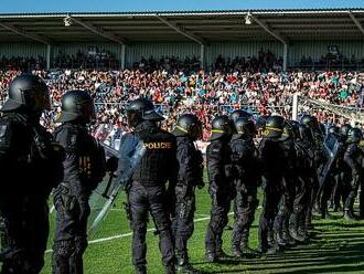 FAČR obhajuje nástup těžkooděnců se psy: Hrozil vpád fanoušků na plochu