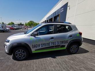 Olomouc nabízí sdílení elektromobilů Dacia Spring