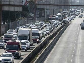 Pre nehodu piatich áut sa zdržíte na Moste Lanfranconi, NDS priebežne uzatvára tunel Sitina