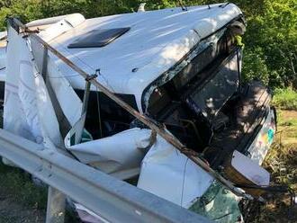 Pri Sládkovičove sa zrazilo nákladné auto s autobusom. Traja ľudia sú ťažko zranení