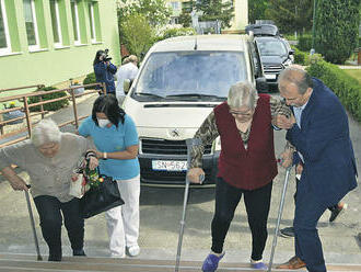 Dôchodcovia v Spišskej Novej Vsi sa po požiari vracajú domov