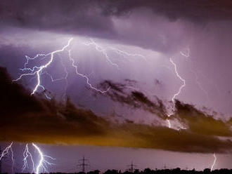 Väčšinu Česka v piatok zasiahnu veľmi silné búrky, varujú meteorológovia