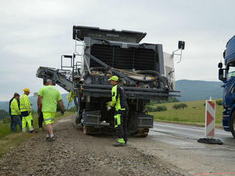 Konečne opravujú 'trenčiansky tankodróm'. Rekonštrukcia panelky sa však predraží