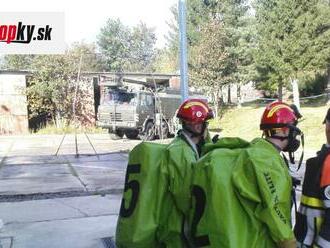 Poplach na strednej škole vo Zvolene: Budovou sa šíril štipľavý zápach, zasahujú hasiči