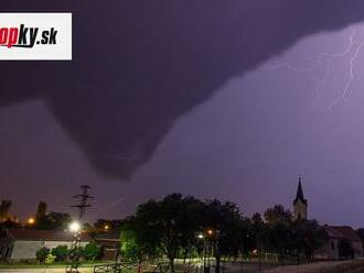 Krajiny sužuje nepriaznivé počasie a obrovské krúpy: Slováci, POZOR! Intenzívne búrky dorazia čoskoro aj k nám