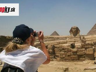 V Egypte zadržali 13 tínedžerov, ktorí pri pyramídach v Gíze obťažovali turistky