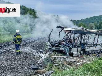 V Nemecku sa zrazil autobus s vlakom: Zranenia utrpeli najmenej tri osoby