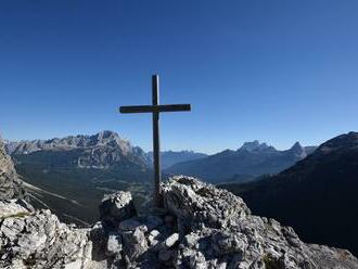 Pěšky a po skalách přes vrcholky Dolomit