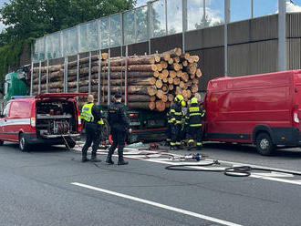 Na dálnici D1 v oblasti Chodova, ve směru do centra, zasahovaly složky IZS u nehody dodávky a…