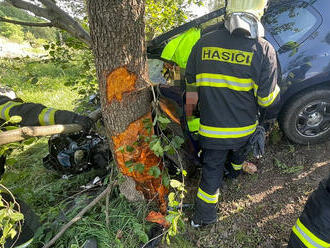 U Mirošovic narazil osobní automobil do stromu, hasiči vyprošťovali zaklíněnou osobu