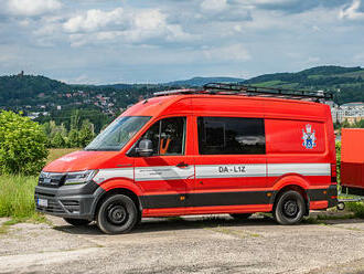 Ve Varnsdorfu zaparkoval nový dopravní automobil MAN TGE, k zásahu doveze devět hasičů