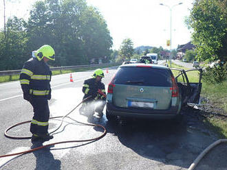 V Horní Bečvě v okresu Vsetín hoří na silnici 35 osobní automobil. U požáru zasahuje dobrovolná…