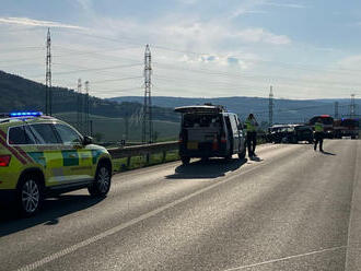 Mezi Čebín a Hradčany na Tišnovsku vyjeli hasiči k nehodě dvou osobních vozidel. Zdravotníci…