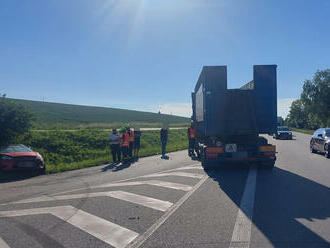 Pro vážně zraněnou řidičku přiletěl k Litomyšli vrtulník, osobní automobil se tam srazil s nákladním