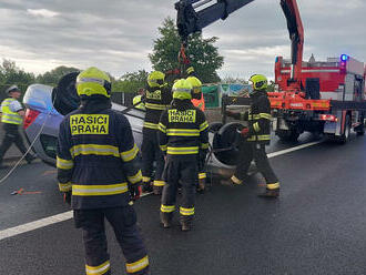 Pražští hasiči zasahovali v Horních Počernicích u nehody osobního auta, které se převrátilo na…