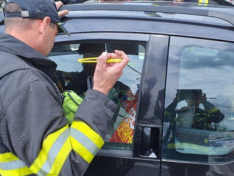 Zamčené auto bylo u pardubického obchodního domu během chvilky otevřeno díky hasičům