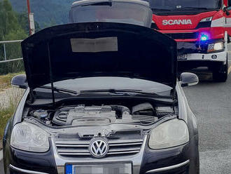 K požáru osobního automobilu vyjeli hasiči do ulice Kunratická ve Vratislavicích nad Nisou před…