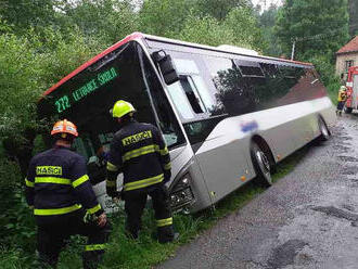 Poblíž obce Dolní Smržov na Blanensku zasahují hasiči u nehody autobusu, který je nakloněný…