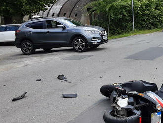 U dopravní nehody motocyklu s osobním vozidlem zasahovali hasiči v Doksech v ulici Valdštejnská. Na…