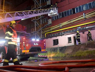 Ve Vřesové hoří sušící věž na uhlí, vyhlášen je druhý stupeň požárního poplachu