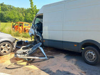 Hasiči zasahují u nehody dodávky a osobního auta na silnici 380 u Hodonína. Silnice je uzavřená,…