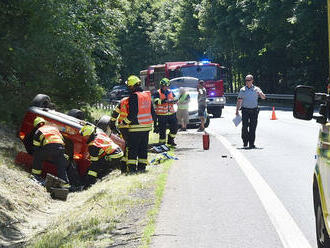 U dopravní nehody zasahovali hasiči na silnici č. 20 u Krásného Jezu. Zde se jedno osobní auto…