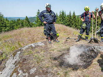 Tři hasičské jednotky byly vyslány na Jelení kámen u Jiřetína pod Jedlovou k požáru neuhašeného…