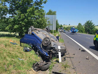 K dopravní nehodě tří osobních automobilů na silnici 7 u Slaného vyjely jednotky HZS Kladno a Slaný…