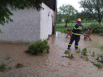 V obci Drnovice na Blanensku řeší hasiči odčerpávání vody ze zatopeného domu.