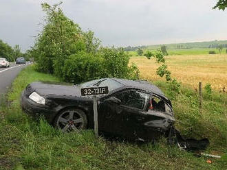 Od vážné nehody v Podhradí transportoval řidiče do nemocnice vrtulník