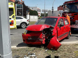 Na Palackého náměstí v Plzni narazil osobní automobil do sloupu. Jedna osoba skončila v péči ZZS.