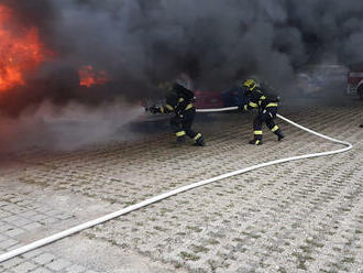 Hasiči z Radotína uhasili požár v plném rozsahu osobního automobilu v ulici Lipského v Hlubočepích.…