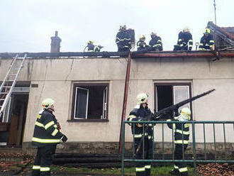 V Roštíně hořel rodinný dům, v době příjezdu hasičů byla střecha v plamenech