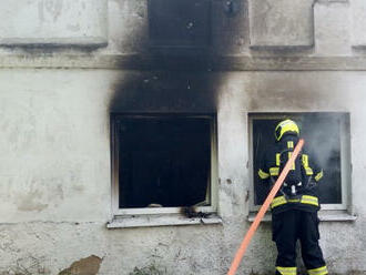 Několik jednotek hasičů zasahuje u požáru vybydleného rodinného domu v ul. Koutníkova v Hradci…