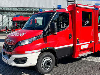 Dopravní automobil Iveco Daily od Rosenbauera veze 1000 litrů vody, poskytuje místo pro šest hasičů