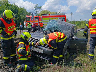 V Karviné-Dolech se střetl Touran se dvěma lokomotivami, jeden člověk byl zraněn