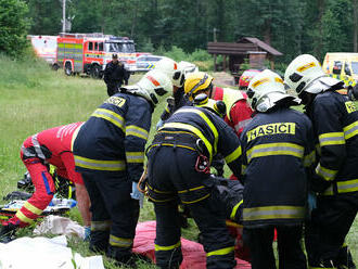 Hasiči zachraňovali se složkami IZS tři muže na skále a v lese na Vítkovsku, taktické cvičení počítalo i s úderem blesku