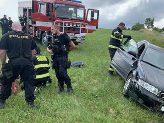 Řidič osobního auta skončil svou jízdu v příkopě u obce Hošťálková na Vsetínsku. K havárii byli…