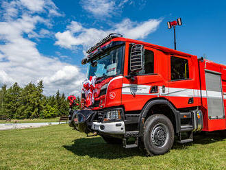 Scanii do obce Středokluky dodal Kobit, hasiči poprvé v historii mají zcela novou automobilovou stříkačku