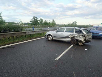 Před šestou hodinou ranní došlo na dálnici D1 u obce Skaštice k nehodě dvou osobních automobilů,…