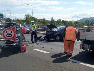 U dopravní nehody dvou vozidel zasahují hasiči společně s dalšími složkami na průtahu Karlovými…