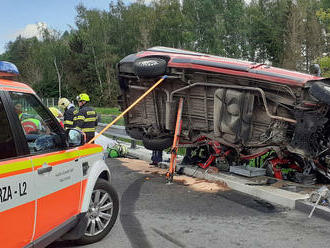 Policisté odklánějí provoz z dálnice na 119. km. Podle prvotních informaci osobní vozidlo narazilo…