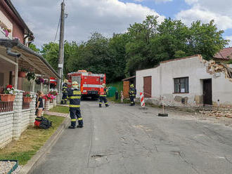 Záchrana zavalené osoby byla námětem prověřovacího cvičení hasičů v Pozlovicích, stabilizovali poškozenou budovu