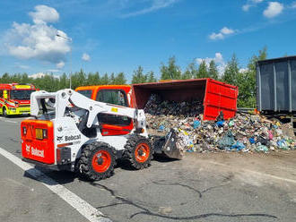 V Ostravě se převrátil nákladní automobil s komunálním odpadem, řidiče museli vyprostit hasiči