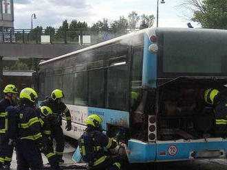 Požár linkového autobusu v Karlových Varech na příjezdu do dopravního terminálu zaměstnal místní…