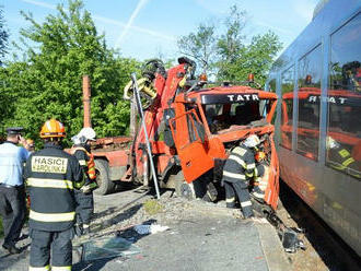 Při střetu nákladního automobilu s osobním vlakem u Nového Hrozenkova byla zraněna jedna osoba